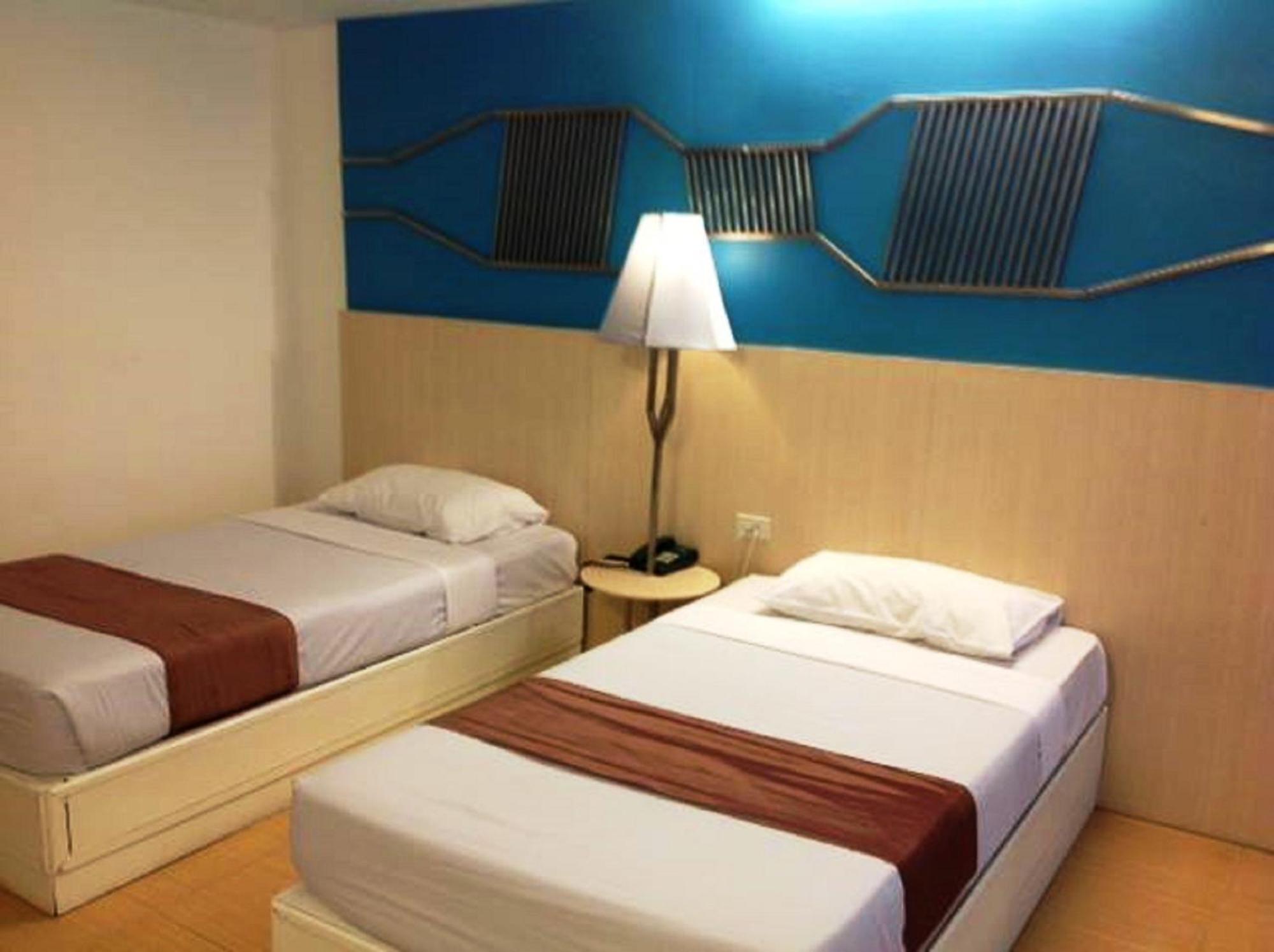 צ'יאנג מאי Highway Hotel מראה חיצוני תמונה
