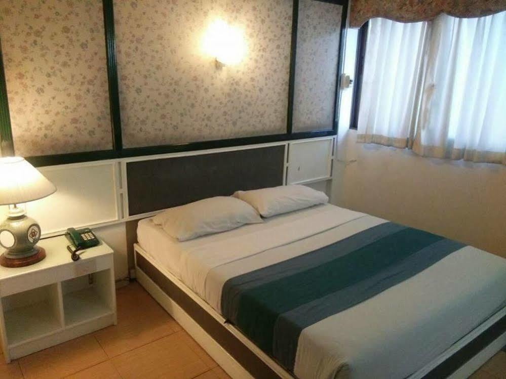 צ'יאנג מאי Highway Hotel מראה חיצוני תמונה