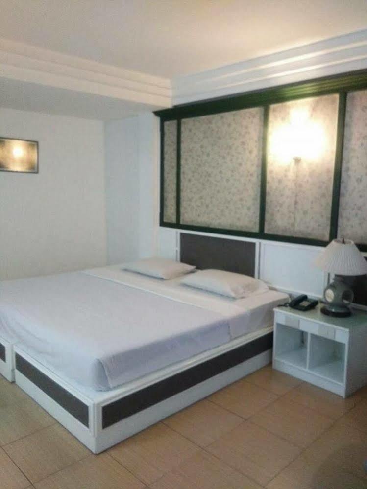 צ'יאנג מאי Highway Hotel מראה חיצוני תמונה